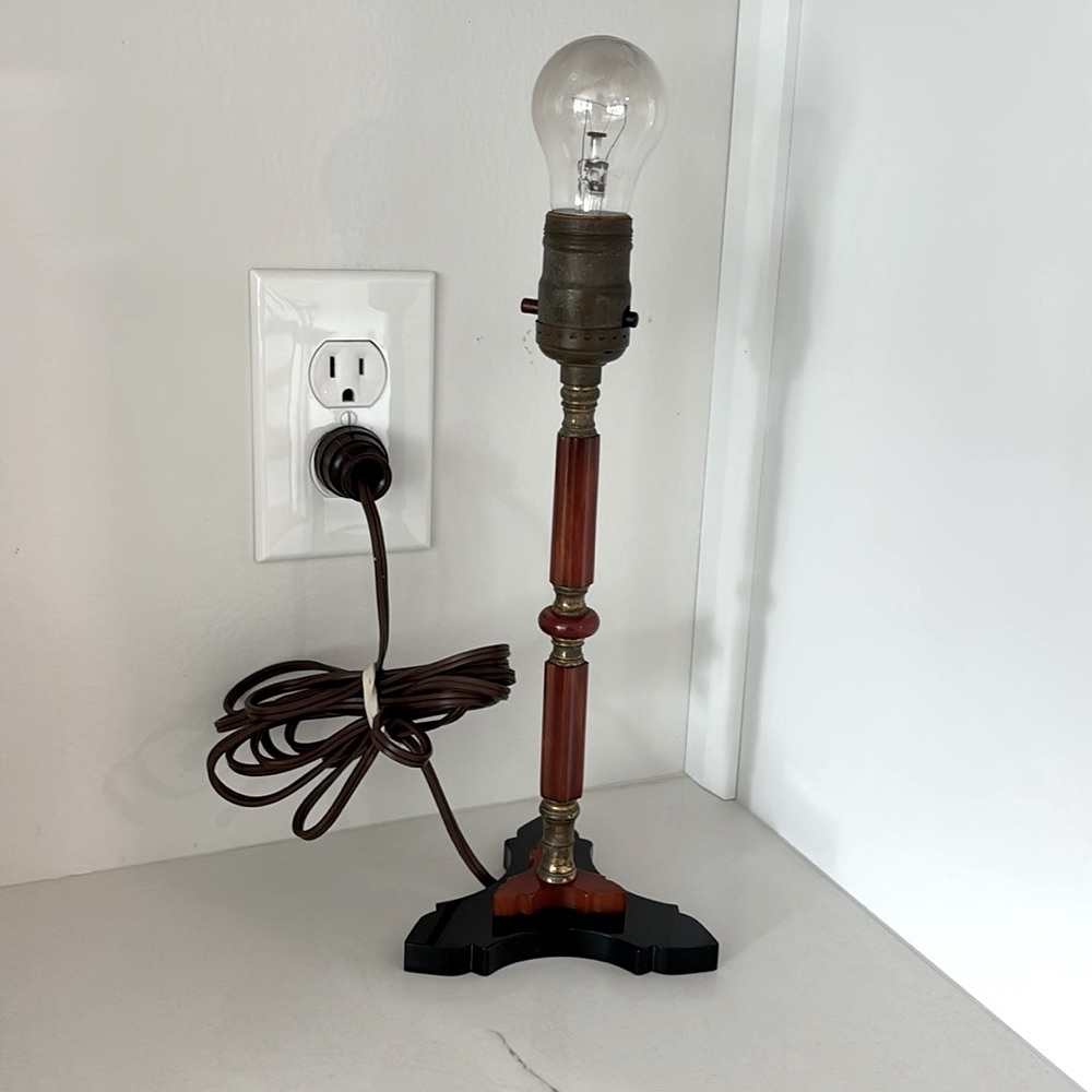 Vintage Art Deco Butterscotch Bakelite Lamp With Black Base - Picture 15 of 16
